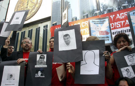 Protesta contra la inseguridad de ejercer el periodismo en Mxico. | Efe