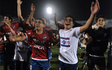 Los jugadores del Nacional celebran el campeonato tras el partido. | AFP