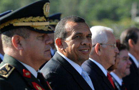 Lobo, entre Micheletti y el Jefe de la Armada hondurea en un acto celebrado este jueves.| AFP