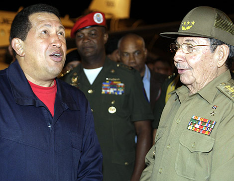 Chvez, recibido por Castro, a su llegada a La Habana. | Reuters
