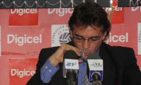 Carlos de los Cobos anuncia en conferencia de prensa se salida de la seleccin salvadorea. | Efe