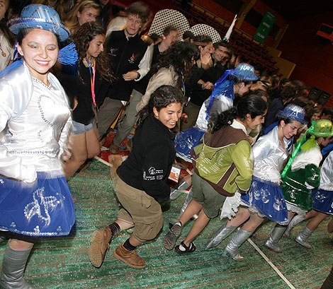 Participantes de la Ruta Quetzal BBVA aprenden los ritmos mapuches junto a algunas de las bailarinas de la localidad de Villarrica. | ngel Colina