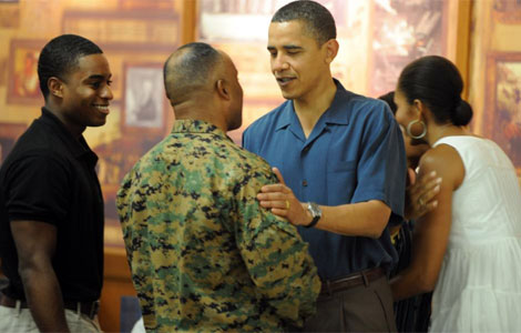 Obama saluda en Navidad en la base de la Marina en Kaneohe, Hawai. | Efe
