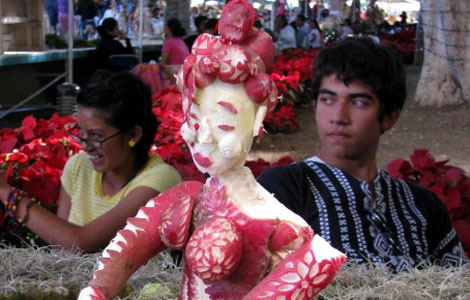 Figura de mujer, que participa en el tradicional concurso de Noche de Rbanos de Oaxaca. | Efe
