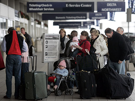 Pasajaeos esperan para pasar un control en Michigan. | Reuters