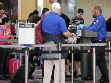 Un puesto de control de seguridad en el aeropuerto de Washington DC. | Efe