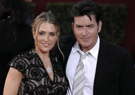 Charlie Sheen y su mujer, Brooke Mueller en la entrega de los Premios Emmy.| AP
