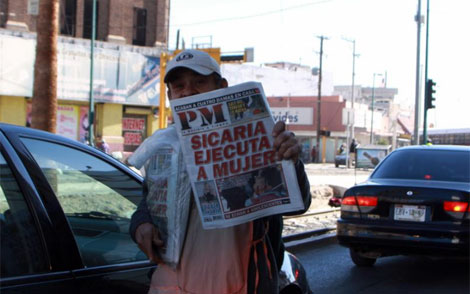 Un vendedor de peridicas ensea la apertura de uno de un diario local de Ciudad de Jurez. | Efe