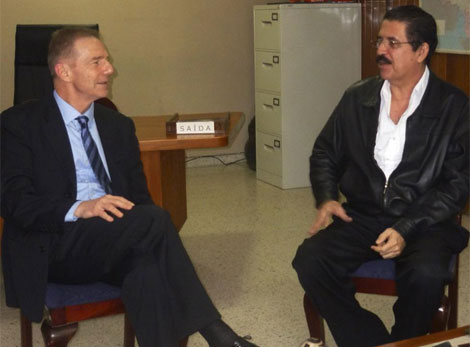 Zelaya conversa con Kelly en la embajada de Brasil en Tegucigalpa. | STR