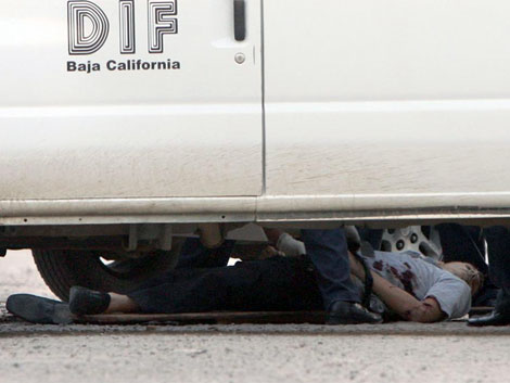 El cuerpo de uno de tres jvenes asesinado en Tijuana el 8 de enero del 2010. |Efe