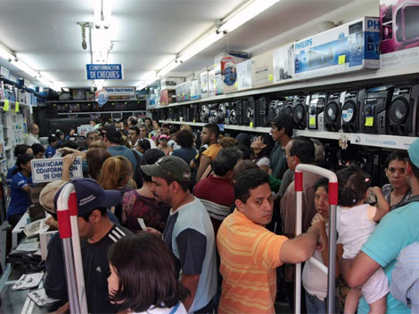 Venezolanos en una tienda de electrodomsticos en Caracas. |AFP