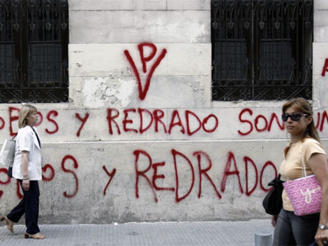 Las pintadas en las calles de Buenos Aires sobre el caso de Redrado. |Efe