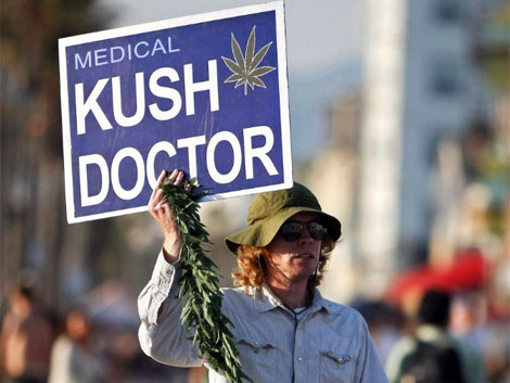 Un hombre anuncia marihuana con fines medicinales en Los Angeles.