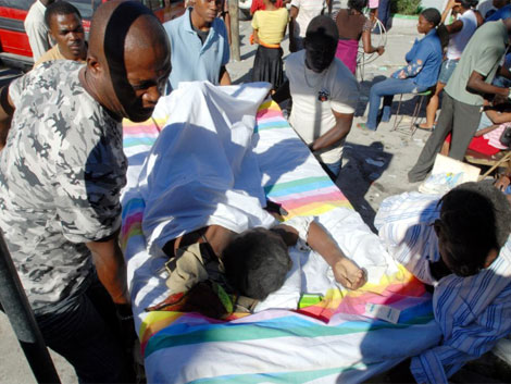Una mujer herida es trasladada en camilla en Puerto Prncipe. | AFP