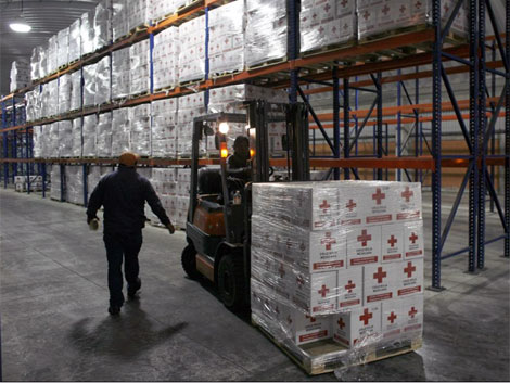 Trabajadores de la Cruz Roja preparan medicamentos para enviar a Hait. desde Toluca, Mxico.|Reuters