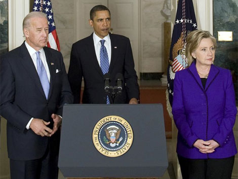 El presidente Obama, junto al vicepresidente Biden y la secretaria de estado, Clinton.| AFP