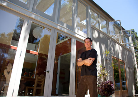 Harold Powell, de Telios Environmental, lleva aos construyendo edificios eclogicos en el sur de California.| IH