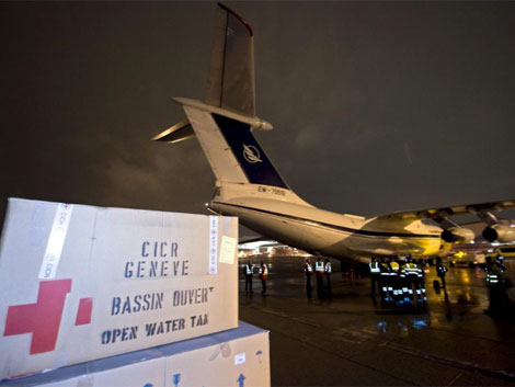 Personal de Cruz Roja carga material para Hait en Ginebra. | Efe