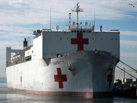 Un barco hospital de EEUU poco antes de partir de Baltimore rumbo a Hait. | AFP