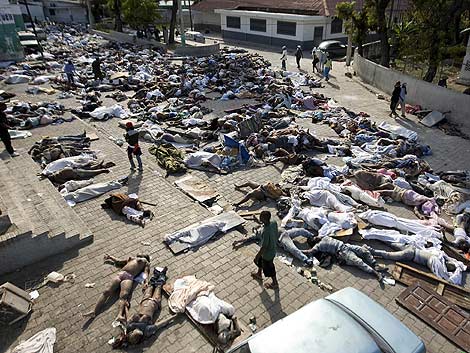 Cadáveres al aire libre en el patio del Hospital General de Puerto Príncipe. | Reuters