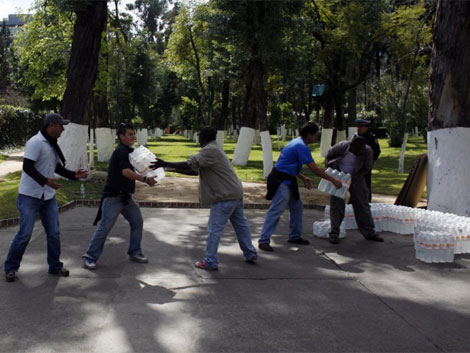 Mexicanos forman cadena humana para transportar agua.| Reuters