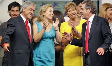 Sebastin Piera y Eduardo Frei, con sus esposas Cecilia (izqda.) y Marta (dcha.). | Reuters