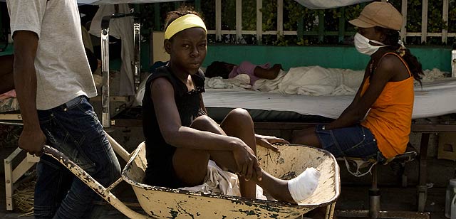 Una joven herida, fuera del Hospital General de Puerto Prncipe. | Ap | Naciones Unidas