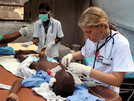 Voluntarios de la ong Mdicos Sin Fronteras atienden a un nio herido en un hospital de campaa, | Efe