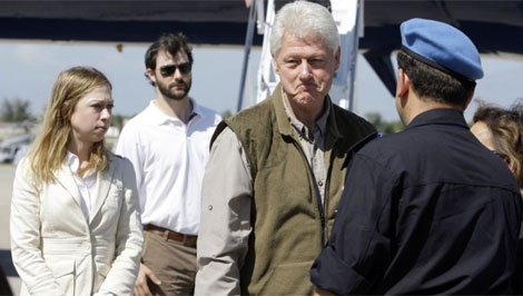 Bill Clinton y Chelsea, en sugundo plano, a su llegada al aeropuerto. | AP