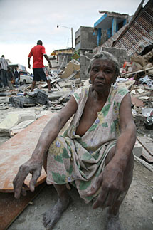 Una mujer entre ruinas. | AFP Más fotos