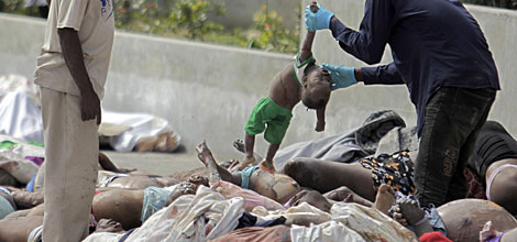 El cadáver de un niño, entre decenas de cuerpos. | Reuters Más fotos | Vídeo