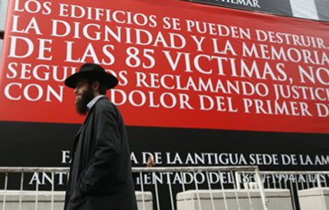 Un hombre camina frente a la Asociacin Juda AMIA en Buenos Aires que sufri un atentado en 1994.| Efe