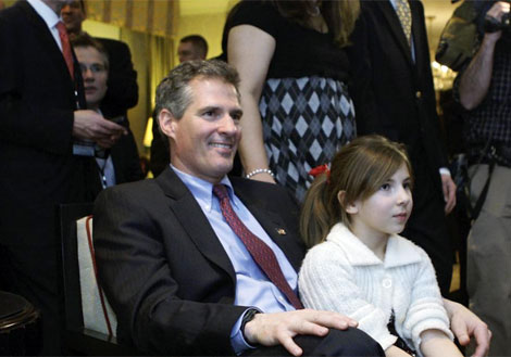 Scott Brown, sigue la evolucin del recuento con su hija, en su cuartel general de Boston.| AP