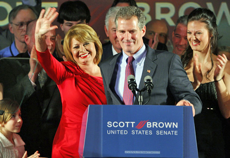 Scott Brown y su mujer, Gail Huff, celebran la victoria en Massachusetts. | Reuters