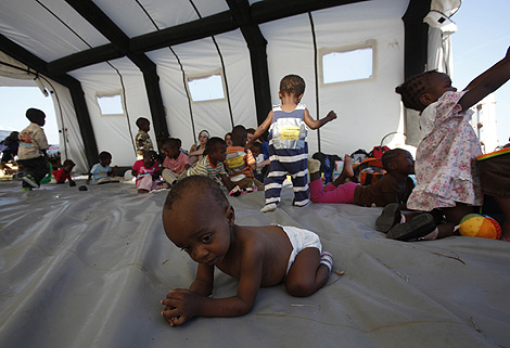Un grupo de niños huérfanos haitianos, en un albergue urbano holandés. | Reuters