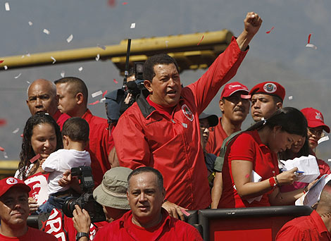 Chvez saluda a sus seguidores durante la marcha en Caracas. | AP