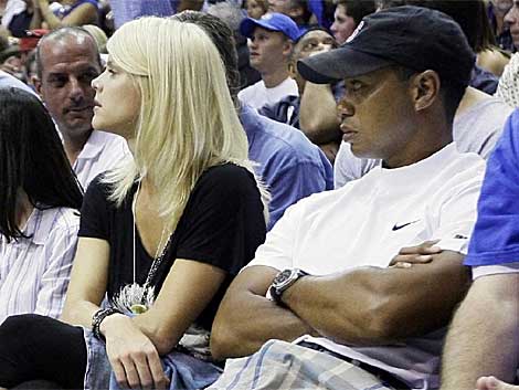 Tiger Woods y su mujer, Elin Nordegren, en un partido de la NBA. | AP