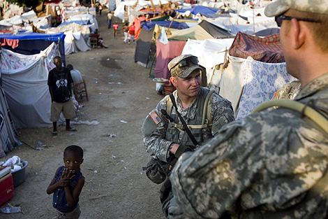 Soldados estadounidenses en el club convertido en campo de refugiados. | Reuters