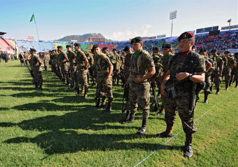 Miles de soldados resguardan el estadio Nacional de Tegucigalpa.| AFP