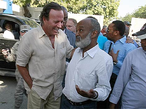 El presidente de Hait, Ren Prval, charla con el cantante Julio Iglesias. | AP