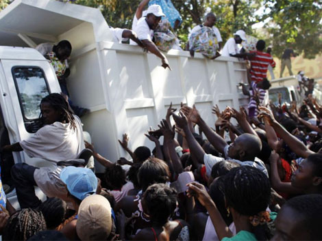 Una multitud asalta los camiones de alimentos. | Reuters