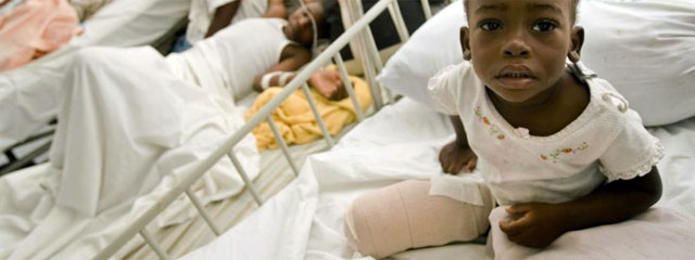 Un niño descansa en la cama en el hospital de Jacmel. | Reuters