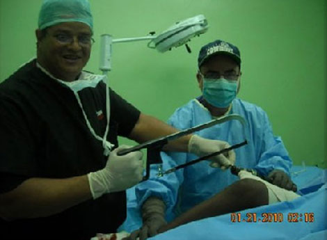 Un médico de Puerto Rico sonríe a la cámara antes de operar. | Archivo