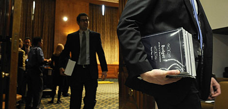 Trabajadores del Senado, con una copia del presupuesto. | Reuters