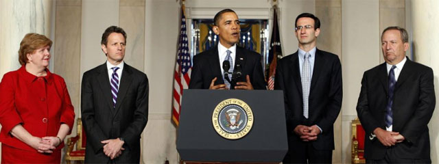 Obama, flanqueado por su equipo econmico, tras presentar el presupuesto de 2011. | Ap