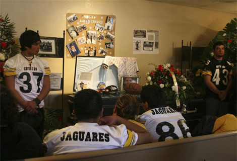 Amigos y familiares de uno de los 16 asesinados en Ciudad Juarez.| Reuters
