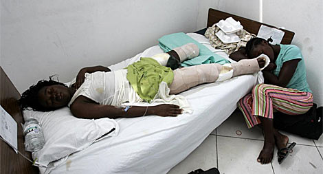 Una vctima del terremoto duerme en su cama de hospital | Efe