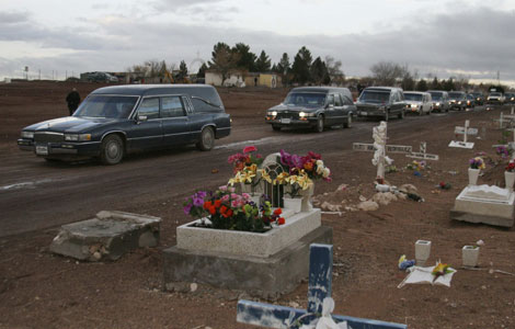 Coches funerarios llevan los fretros de los 16 jvenes asesinados en Ciudad Jurez.| Reuters