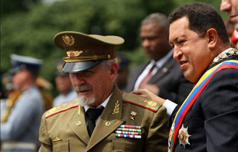El supuesto experto en energía, Ramiro Valdés, y Hugo Chávez durante su visita al sarcófago de Simón Bolívar.| Efe