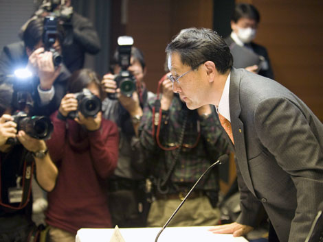 Akio Toyoda pide perdn por las revisiones de milliones de vehculos. |Efe